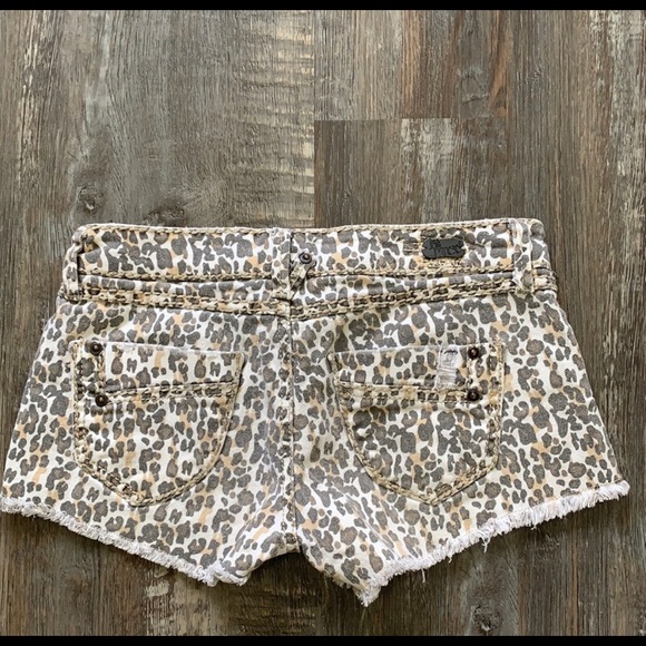 Beautiful 1st Kiss cute shorts bundle up to save - Picture 2 of 6